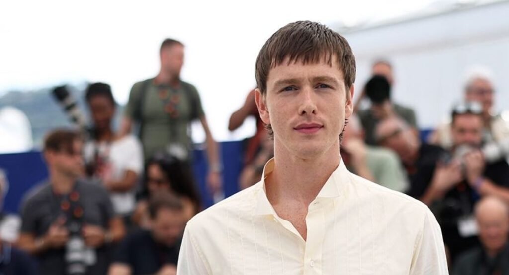 Harris Dickinson Biography